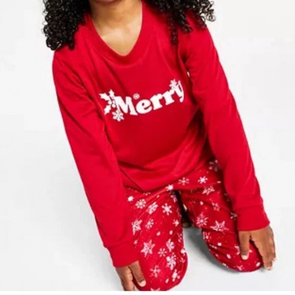 Kids Holiday Christmas 2 Piece Pajama Set NWT Pre-Packaged Red Merry Snowflake 8